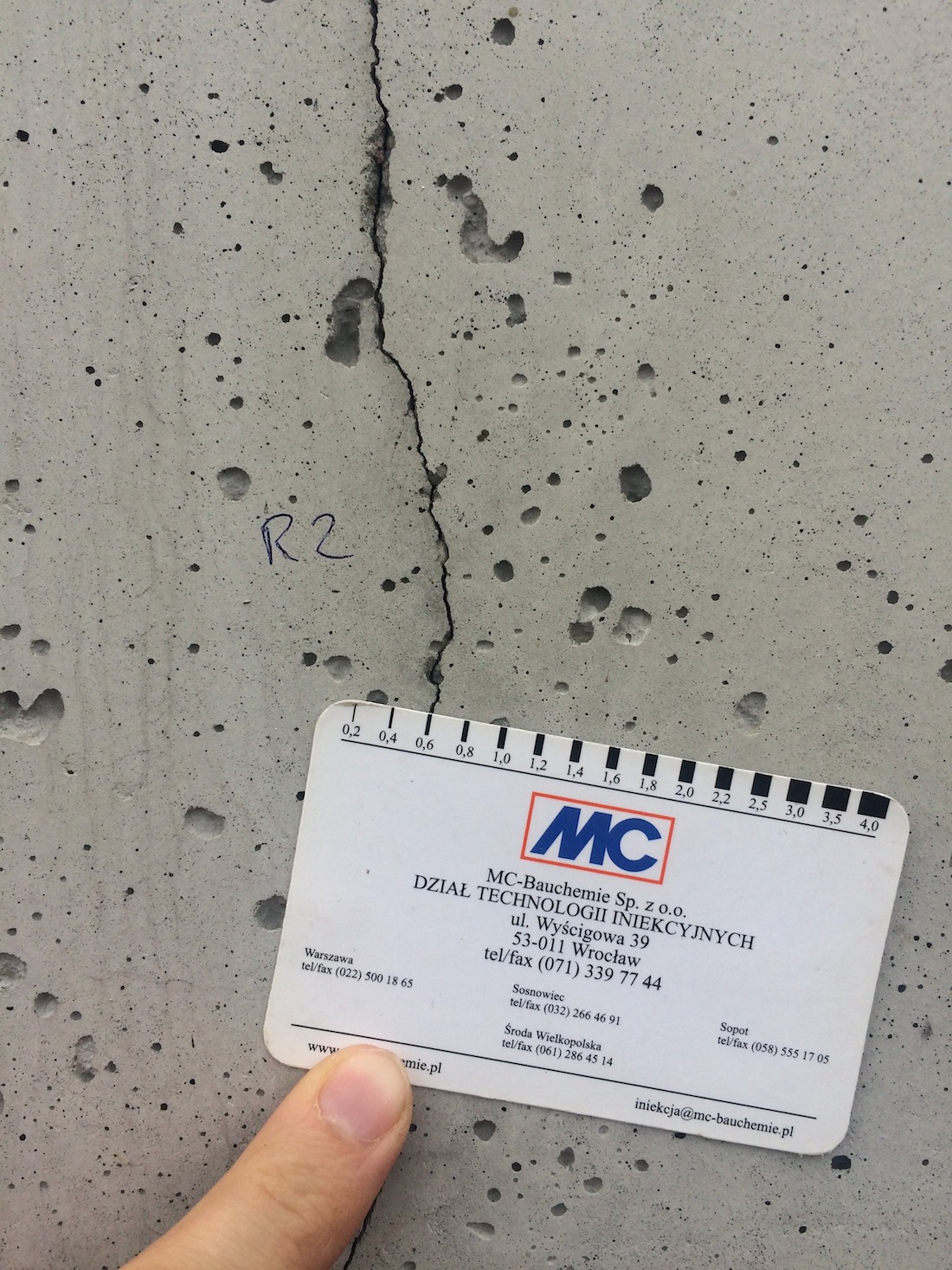 pomiar rozwartości rysy w betonie