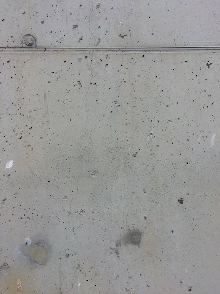 Rysa w betonie, powierzchnia zarysowanego betonu
