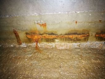 Korozja stali zbrojeniowej w ścianach zbiornika