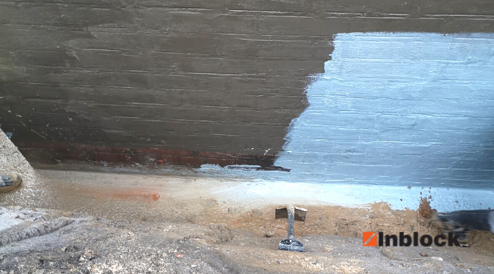 pionowa izolacja muru z bloczka betonowego nierówna warstwa