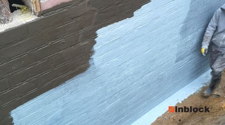 pionowa izolacja muru z bloczka betonowego za cienka warstwa