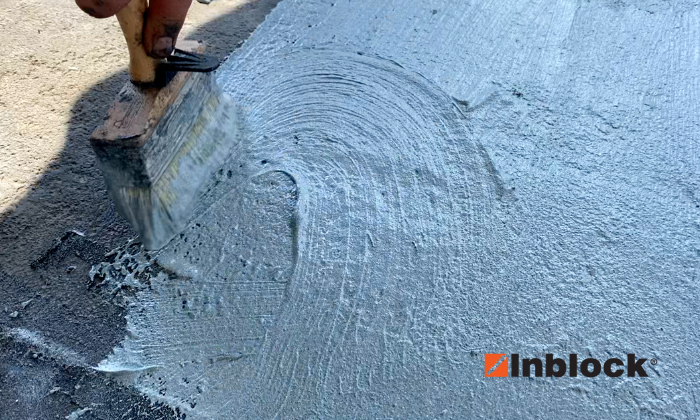aplikacja 2 składnikowego materiału izolacyjnego na beton