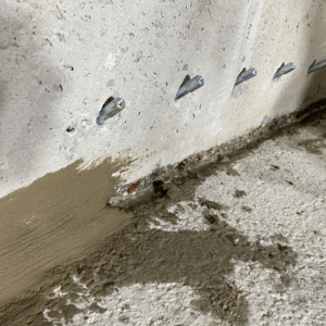 Paker stalowy IZOPRESS 10110 mm do iniekcji połączenia ściany i płyty fundamentowej Paker stalowy IZOPRESS 10/110 mm do iniekcji połączenia ściany i płyty fundamentowej