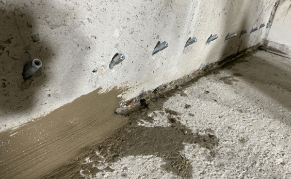 Paker stalowy IZOPRESS 10110 mm do iniekcji połączenia ściany i płyty fundamentowej Paker stalowy IZOPRESS 10/110 mm do iniekcji połączenia ściany i płyty fundamentowej