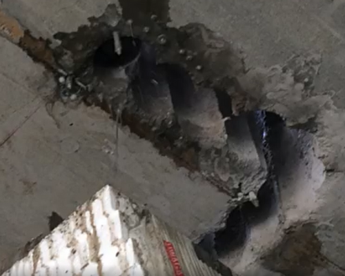 nieszczelne otwory po instalacji,