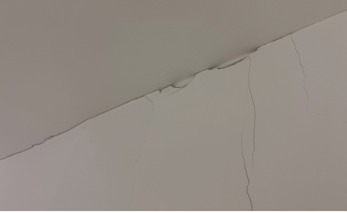 Pęknięcia ścian na korytarzu