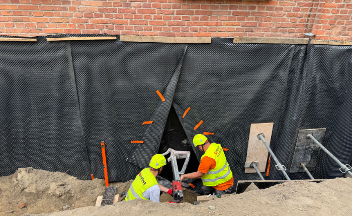 Szczelne przejście rury przez ścianę fundamentową